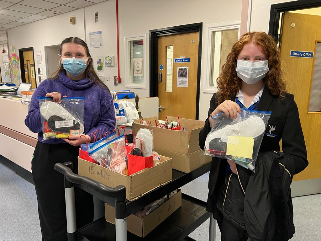 UHNM Charity 🏥 (@uhnmcharity) on Twitter photo Today we welcomed <a href="/BlytheHigh/">Blythe Bridge High School & Sixth Form</a> students to <a href="/uhnmolderadults/">Older Adults UHNM</a> with more amazing ‘Hug in a Bag’ care packages. 🤩🫶🛍️
As well as delivering the packages to patients in person, the students were able to find out more about how the wards are run ➡️ bit.ly/40AmPOD
<a href="/UHNM_NHS/">UHNM NHS Trust 🏥</a> Today we welcomed <a href="/BlytheHigh/">Blythe Bridge High School & Sixth Form</a> students to <a href="/uhnmolderadults/">Older Adults UHNM</a> with more amazing ‘Hug in a Bag’ care packages. 🤩🫶🛍️
As well as delivering the packages to patients in person, the students were able to find out more about how the wards are run ➡️ bit.ly/40AmPOD
<a href="/UHNM_NHS/">UHNM NHS Trust 🏥</a>
