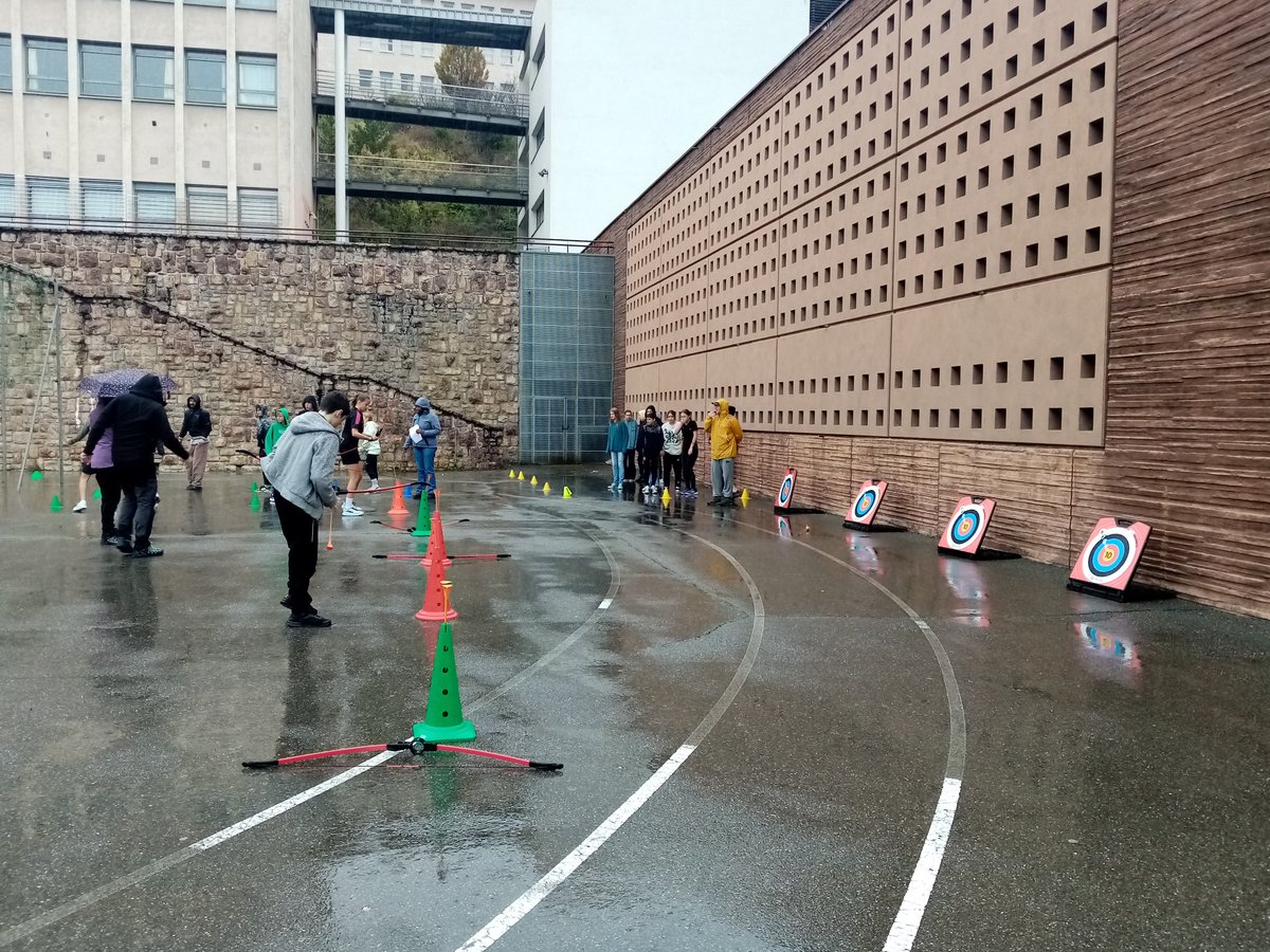 #nah #NonAuHarcelement
Au collège des écrins à Embrun, tous les élèves de la 6eme à la 3ème ont participé à la journée avec les professeurs et la vie scolaire 👍 #NonAuHarcelement
Ateliers collaboratifs, sportifs, partenariat, pour s'engager contre le harcèlement sous la pluie !