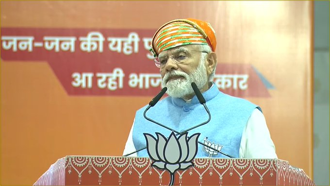 BJP4Rajasthan's tweet photo. मैंने सुना, किसी ने कहा था कि राजस्थान में छोटी मछलियों को ही पकड़ा जाता है, बड़ी मछलियों पर कार्रवाई नहीं होती।

मैं ऐसे लोगों को कहूंगा- राजस्थान में छोटी-बड़ी हर मछली पर कार्रवाई होगी। सिर्फ मछली ही नहीं, जनता को लूटने वाले बड़े मगरमच्छ भी छोड़े नहीं जाएंगे।

- प्रधानमंत्री श्री @narendramodi

#मोदी_साथे_राजस्थान