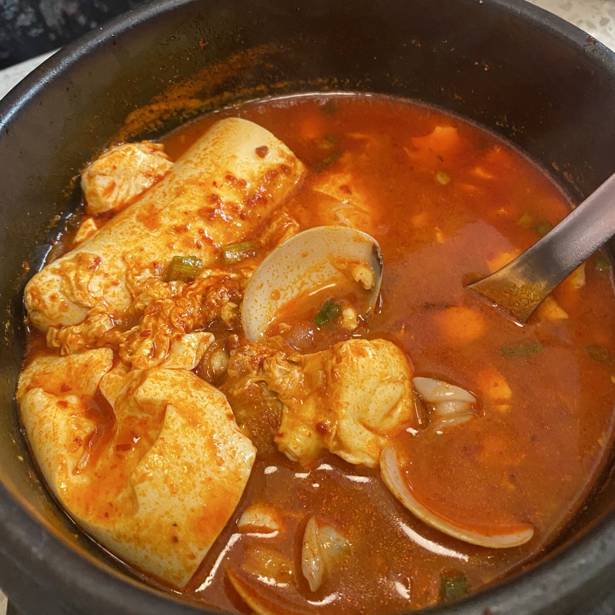 Hasul น่าจะเป็นร้านอาหารเกาหลีที่ถูกสุดในสยามตั้งแต่กินมาละ ราคาดีไม่พอแถมให้เยอะ แล้วอร่อยด้วย🫠✨ ไม่แปลกใจแล้วทำไมคนเยอะตลอด นี่ชอบเซ็ตหมูย่างกระทะร้อนกับซุปซุนดูบูมากกก ปักเป็นร้านประจำเลย😋 <a href="/aroii/">@aroii บอกต่อ</a> #อร่อยบอกต่อ #borntoeatt