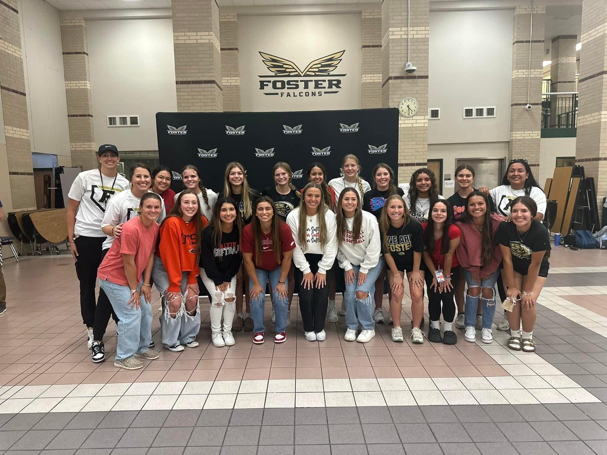 Congrats to 3 of our seniors on signing their NLI to play college softball! We are so proud of each of you! #woooopigsooie #finsup