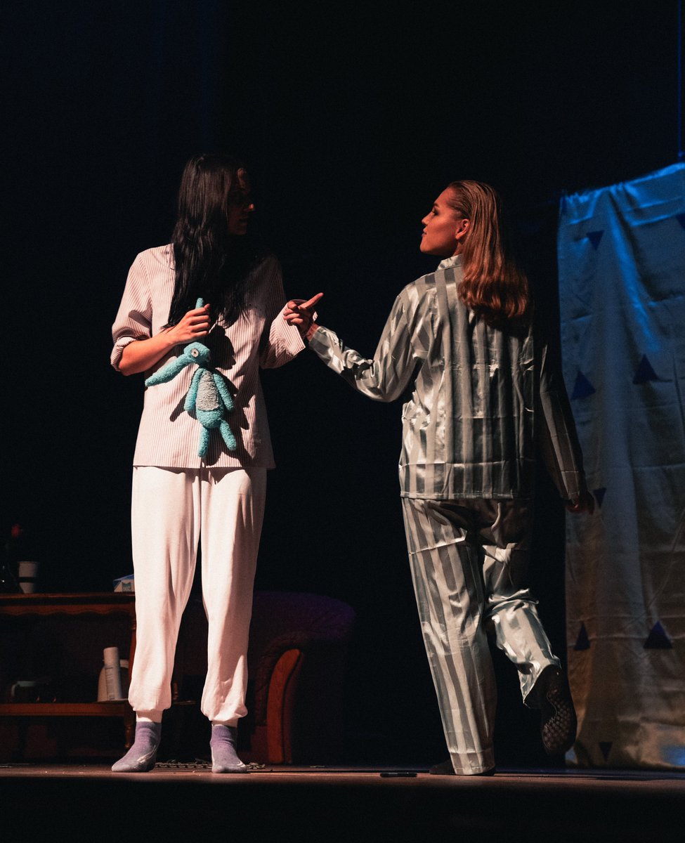 Der Schlüsselmeister will daran erinnern, dass sein wahnsinnig großer Verstand nun auch im Filmformat bewundert werden kann. Und diese Edna und ihr Hase sind wohl auch dabei. 
youtube.com/watch?v=1ET2gs…

#theater #mainz #ednabrichtaus #daedalicentertainment