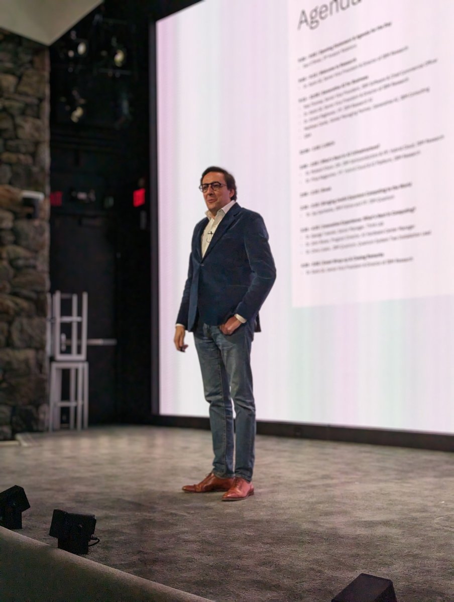 holgermu's tweet image. Next up - @dariogila of @IBMResearch 
#IBMResearch