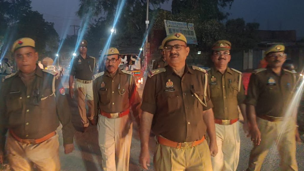 mirzapurpolice's tweet photo. #SP_Mirzapur #अभिनन्दन के निर्देशन में #CO_Operation व #सर्किल_ऑपरेशन के थानो द्वारा आगामी त्यौहारो को सकुशल सम्पन्न कराने, शांति एवं कानून व्यवस्था को अक्षुण्ण बनाये रखने के दृष्टिगत क्षेत्र में पैदल गश्त/वाहन चेकिंग कर आमजन को कराया गया सुरक्षा का एहसास।
#UPPolice #Mirzapur https://t.co/ppvaBQdIg1