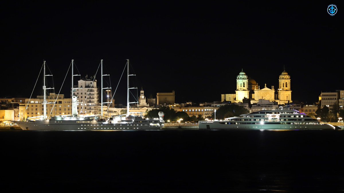 Cruceros Wind Star de la compañia Windstar Cruises junto al Emerald Sakara de la compañia Emerald Cruises atracados el pasado lunes 6 noviembre en el Puerto de Cádiz @Emerald_Cruises @WindstarCruises