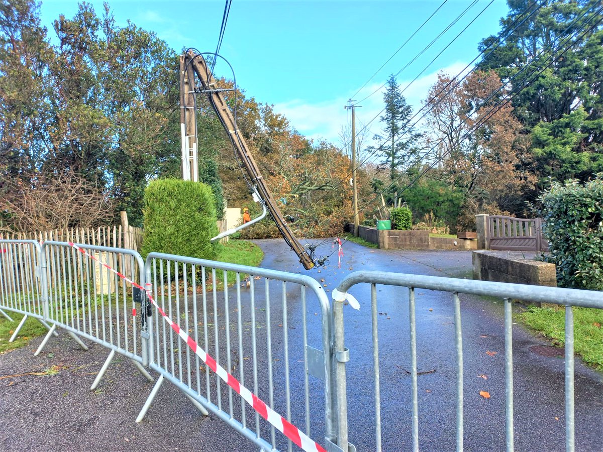 #TempêteCiaran #Ciaran

🚧 Chantier en cours dans le <a href="/finistere_29/">Département du Finistère</a> ! 
Nos équipes <a href="/enedis/">Enedis</a>  et partenaires sont pleinement engagées  pour rétablir l’alimentation ⚡️. Malgré les immenses défis qui sont devant eux, leur détermination est inchangée ! #servicepublic
