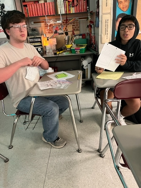Searcyschools's tweet image. Spanish III students used conversation cards and chat mats to talk about their families. #gratefulforlearning