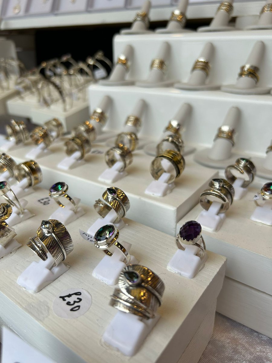 ✨💍 Looking to treat yourself or to buy the perfect gift for your special someone? Visit Rother Street Market to explore a range of beautiful and affordable jewellery. 💎🎁 #JewelleryLovers #GiftIdeas #KidderminsterMarketFinds ✨🛍️