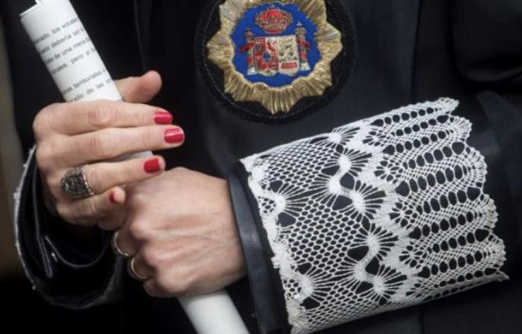 Que el PSOE asuma el concepto de “lawfare” es la muerte definitiva del estado de derecho. Supone afirmar que los jueces han perseguido y acosado ilegalmente al separatismo, judicializando de forma interesada lo que sólo es política. Implica considerar inocentes a los golpistas y