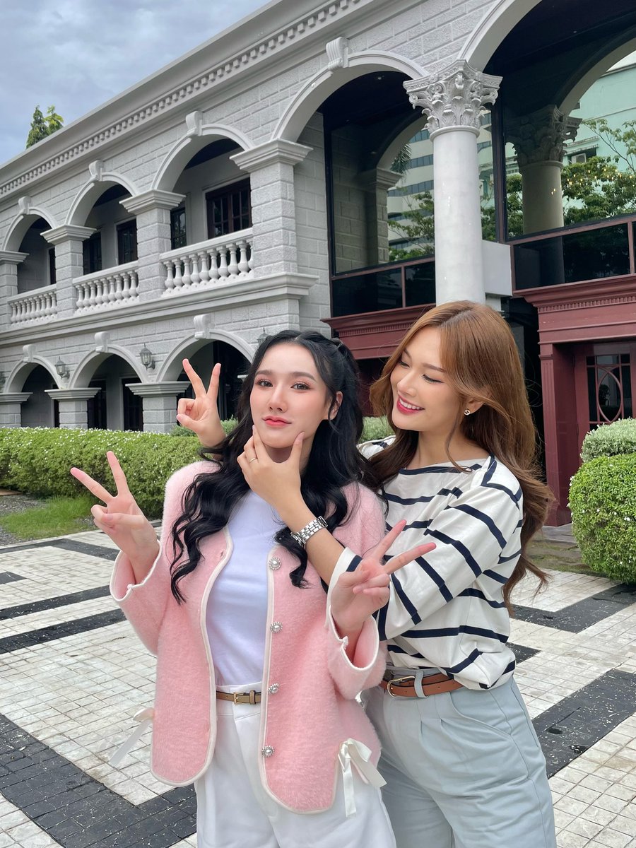 Podem comemorar! Teremos três casais GL em #AboutGalaxyTheSeries!

O primeiro é o casal principal, Note e Hongyok, estrelado pelas Ging e Mild. O segundo será o casal Preaw e Ping, estrelado pelas Meena e Aoom. E o terceiro será o casal Belle e Nene, estrelado pelas Rung e Nycha!