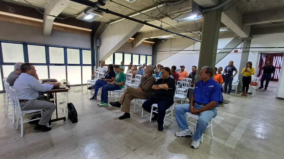 #09Nov | Rector Víctor Rago (@victorrago_ucv), Dirección de Deportes (@ddeportesucv) y el Secretario Adjunto de deporte de la FCU (@FCU_UCVe) se reúnen con entrenadores para conocer sus experiencias e inquietudes sobre la gestión deportiva en la #UCV #Ucevista #DeporteUCV