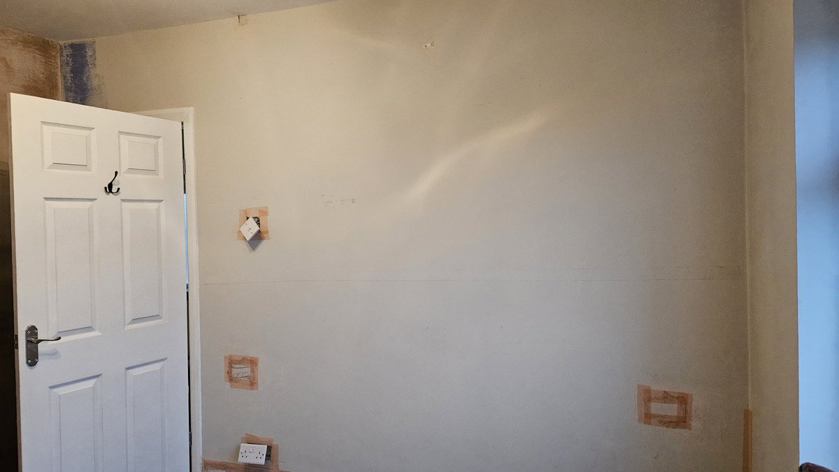 4:30am wake up and go to the gym. ✅️

Work. ✅️

Before/After of today's job. A bit of plastering. A trade my Dad taught me, a great tradesman he is.

#work #gym #plastering #motivation