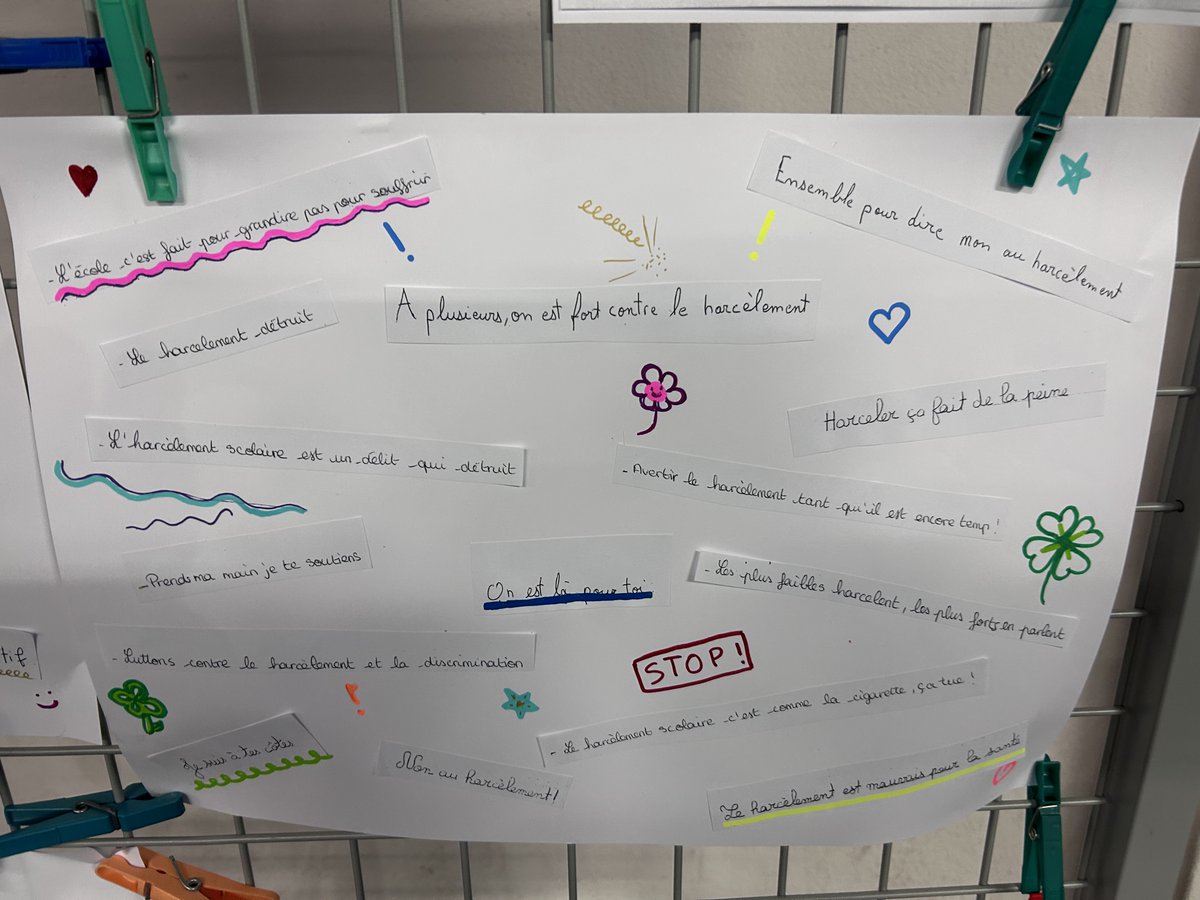 clgronsard87's tweet photo. Journée du 9/11 de lutte contre le harcèlement!Les Ambassadeurs ont écrit des mots de soutien qui ont été distribués aux élèves et au personnel. A la récréation, un espace d’expression a été offert sur des post-it pour permettre à chacun de s'exprimer contre le harcèlement https://t.co/7niSACd3PP