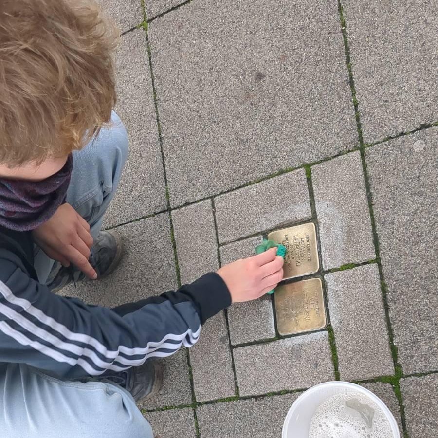 WomenDefendRoj1's tweet image. In #Hannover putzen Aktivist:innen von #WomenDefendRojava Stolpersteine in Erinnerung an den #9November .
