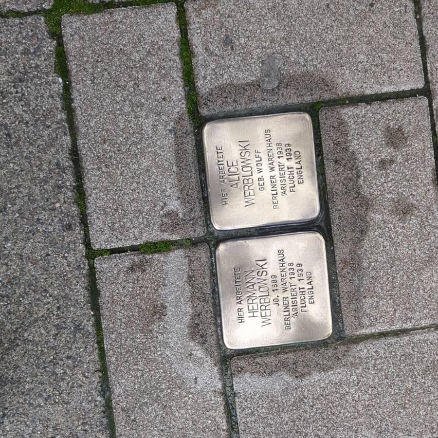 WomenDefendRoj1's tweet image. In #Hannover putzen Aktivist:innen von #WomenDefendRojava Stolpersteine in Erinnerung an den #9November .