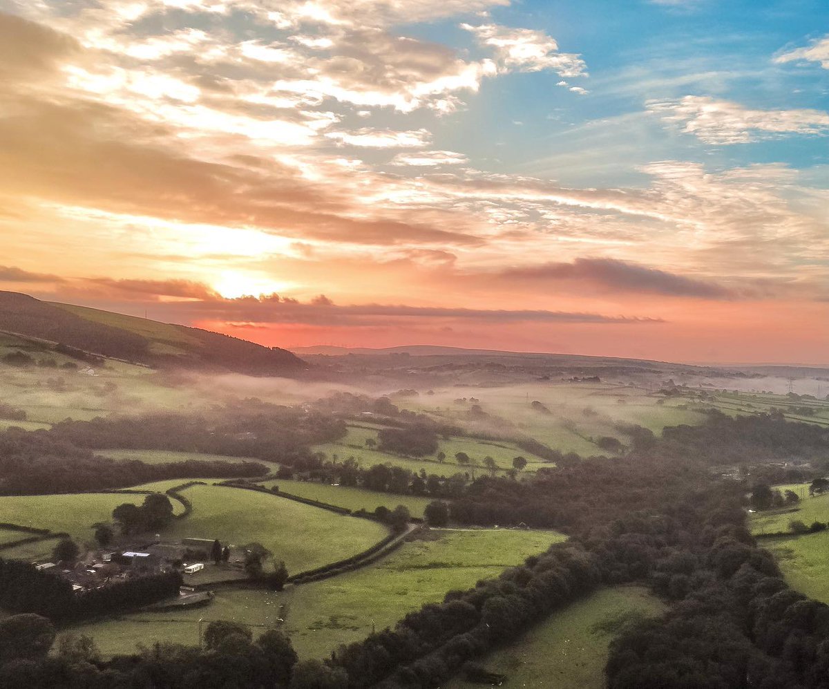 This is what it's like to wake up in the Llynfi Valley! 🌄 Have you visited yet? 📷 David MacDonald visitbridgend.co.uk/pages/the-vall… #VisitBridgend #VisitWales #FindYourEpic #sunrise #mountains #travel #uktravel