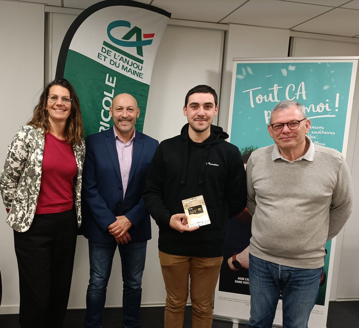 Merci Mme Prevautel directrice et Jean Pierre Antoine Président de la caisse locale du Crédit Agricole de Montreuil Bellay pour avoir mis en lumière Lilian Douteau meilleur apprenti de France en mécanique automobile...