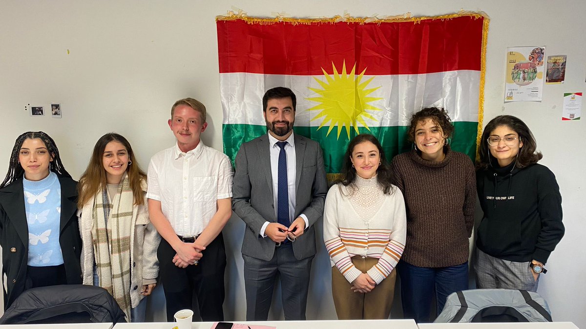 Merci à <a href="/Kurdinalco/">Kurd’Înalco کوردینالکۆ</a>, association des étudiants en kurdologie de l’<a href="/Inalco/">Inalco</a> avec qui nous avons eu de passionnants échanges. 
L’étude du kurde en Europe est vital et doit être encouragé pour préserver notre langue.