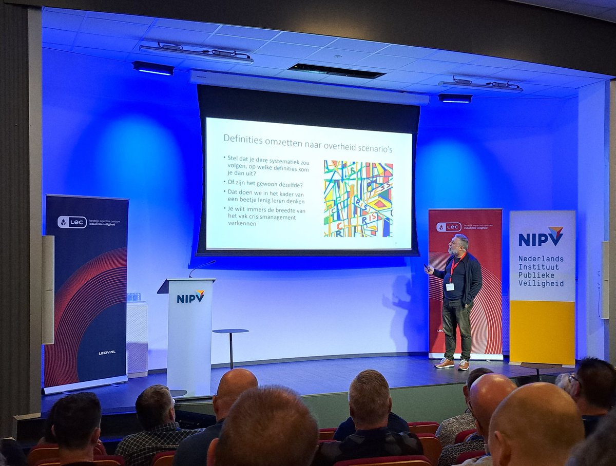 LEC_IV's tweet photo. Ed Oomes met een prikkelend en interessant verhaal over #rampen, #disrupties, #crises en nieuwe risico's in een veranderende maatschappij. @LEC_IV #netwerkdag #industriëleveiligheid https://t.co/8NfjKLmFy4