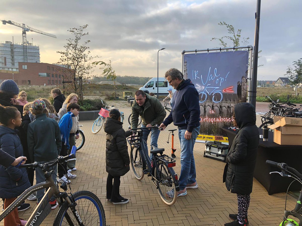 Fietsers in het verkeer zijn kwetsbaar, zet je licht daarom aan! Met goede fietsverlichting neemt het risico op een ongeluk af. We gaan de komende week op Bossche scholen langs om hier aandacht aan te besteden. Check je verlichting!🚲Lees meer 👉shbos.ch/3Qxr5db