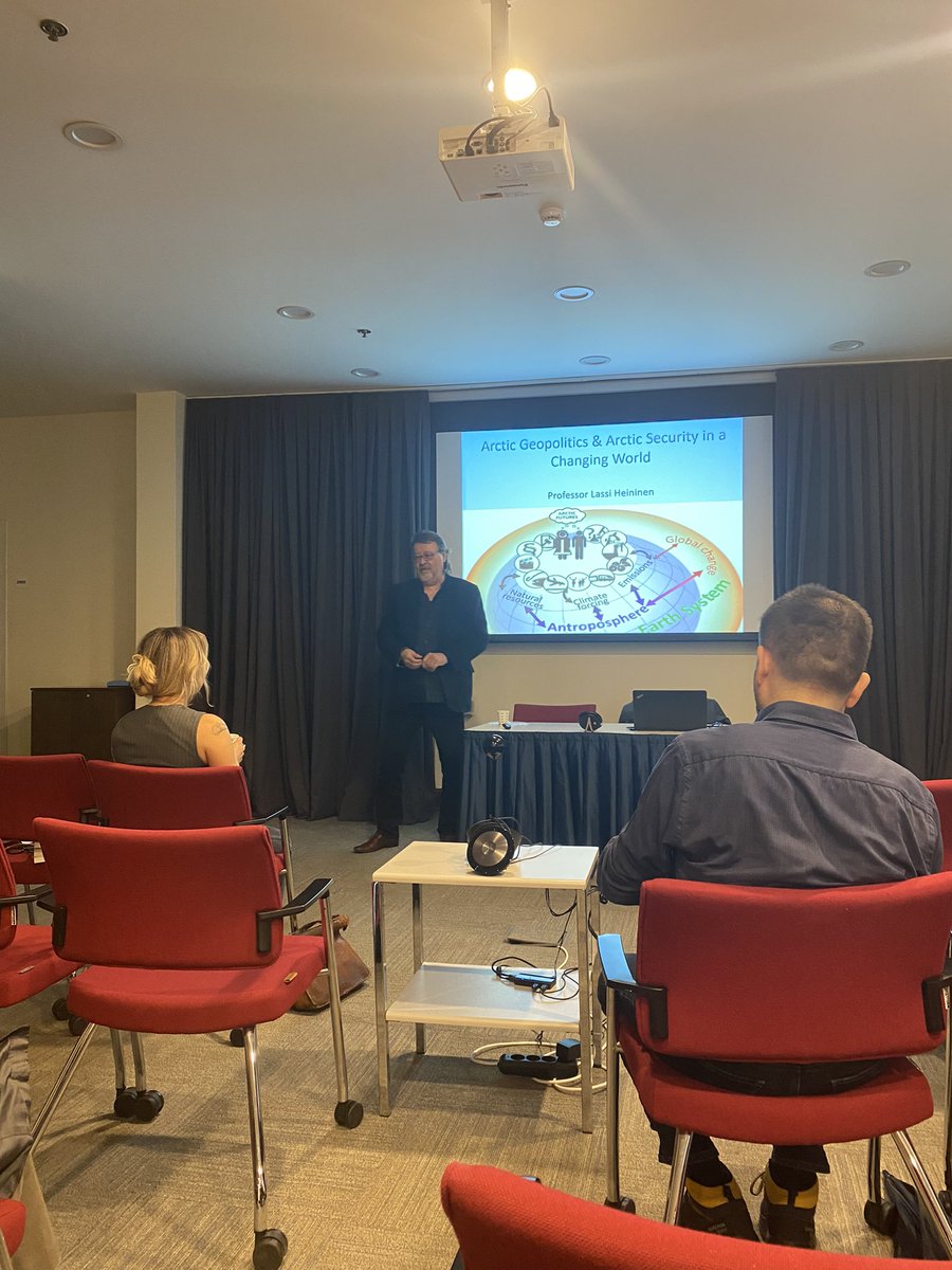 Uluslararası İlişkilerde Arktik. Çok güzel ve verimli bir gün oldu. <a href="/EdaAyaydin/">Eda Ayaydın</a> hocama emeklerinden dolayı çok teşekkür ederim. Arktik çalışanların kütüphanesinde kesinlikle bulunması gereken bir kitap 👏🏻👏🏻👏🏻