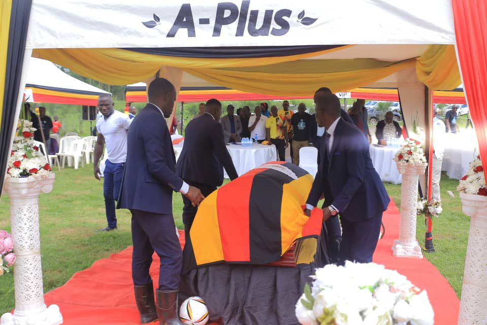 fufatv1's tweet photo. In Pictures: Mourners attending the last memorial service bidding farewell to Darius Mugoye, the 2nd Vice President of @OfficialFUFA , at his hometown in Rubanga, Sheema District. 

May His Soul Rest in Peace. 🕯️
#RIPDarius https://t.co/VQhaKoO3il