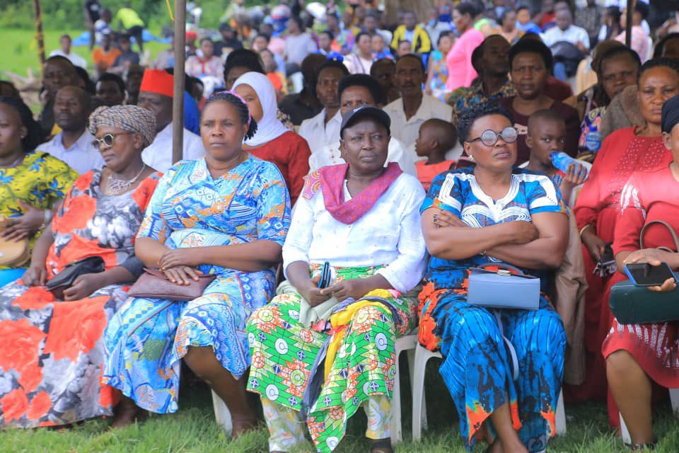 fufatv1's tweet photo. In Pictures: Mourners attending the last memorial service bidding farewell to Darius Mugoye, the 2nd Vice President of @OfficialFUFA , at his hometown in Rubanga, Sheema District. 

May His Soul Rest in Peace. 🕯️
#RIPDarius https://t.co/VQhaKoO3il