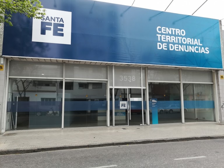 ATENCIÓN ABOGADOS DE LOS CENTROS TERRITORIALES DE DENUNCIAS !!!!
El Colegio de Abogados le pidió al Ejecutivo provincial que cumpla con lo acordado respecto del aumento de la retribución de quienes trabajan en los CTD.
Perciben desde marzo $71.700 y se acordó subirlo a $140.000.