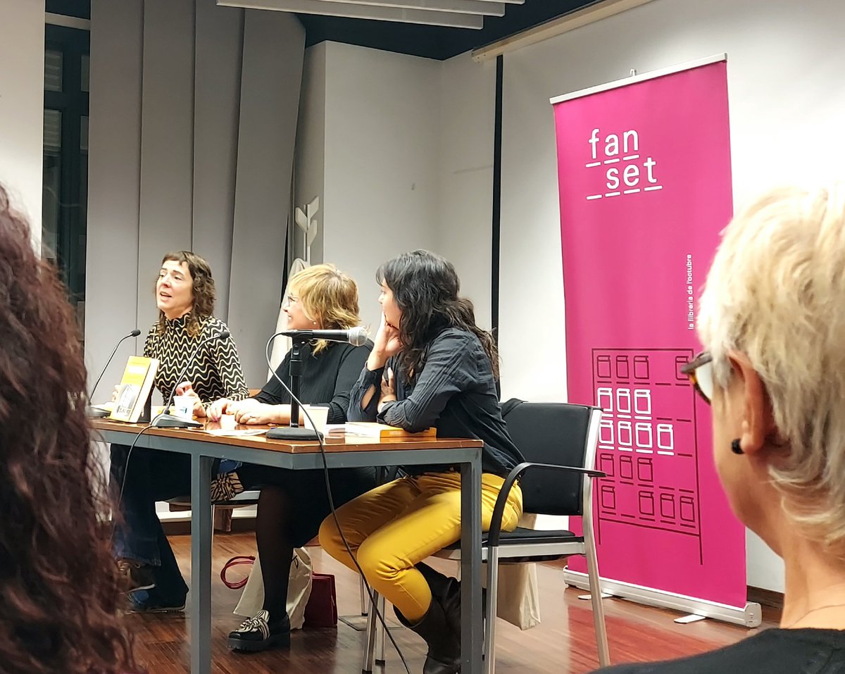 DoctorDropo's tweet photo. @ncadenes explicant nits de sèpia i gin tònic amb @GemmaPasqual , preludi de la catarsi que esdevingué la presentació de #Torturades @Comanegra i  @BeatriuCardona dient que eren dones sentides i jo, petrificat, com diu la cancó de @gloriagaynor #valentes https://t.co/IBwQB5NT4X