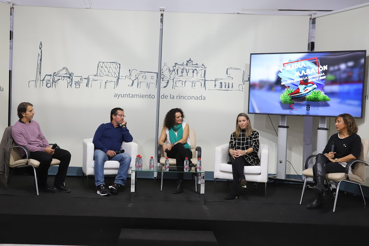 LaRinconada_Web's tweet photo. 👉 #LaRinconada, a escasos días de la celebración de la Media Maratón #Entreparques, celebra un encuentro sobre el Felipe del Valle como sede de los Mundiales de Sevilla 99 y para el conjunto de clubes de atletismos de la localidad 💙🏃🏃‍♀️ https://t.co/mmq0aR9c2V @muchodeportecom https://t.co/HCbQ0UZfQK