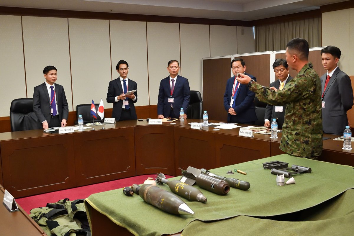 JGSDF_pr's tweet image. 陸上自衛隊は、１１月８日、来日中のカンボジア地雷対策・犠牲者支援庁に不発弾処理に関する知見を共有し、カンボジアの地雷や不発弾除去の取組に協力しました。陸上自衛隊は、引き続き、地雷や不発弾のない安全な環境の構築を目指すカンボジアの取組を応援します。🇰🇭🇯🇵
#カンボジア #demining #EOD