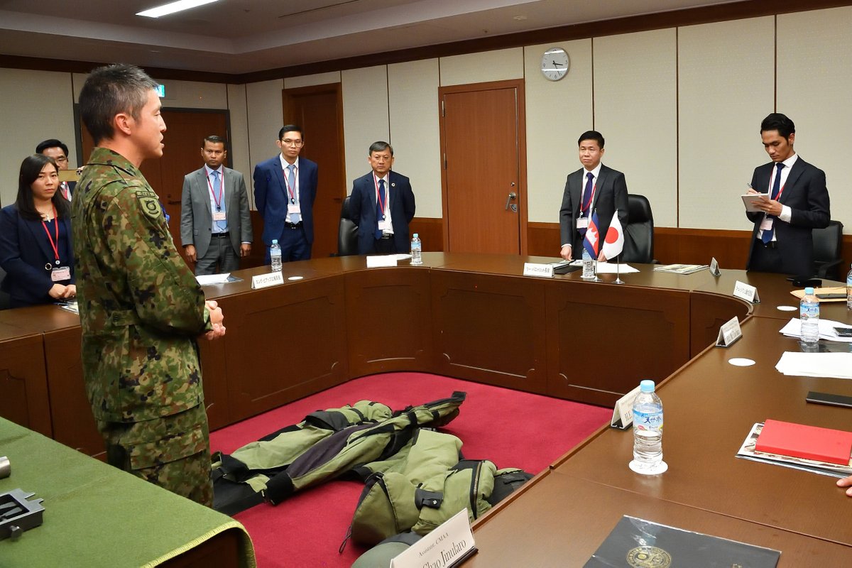 JGSDF_pr's tweet image. 陸上自衛隊は、１１月８日、来日中のカンボジア地雷対策・犠牲者支援庁に不発弾処理に関する知見を共有し、カンボジアの地雷や不発弾除去の取組に協力しました。陸上自衛隊は、引き続き、地雷や不発弾のない安全な環境の構築を目指すカンボジアの取組を応援します。🇰🇭🇯🇵
#カンボジア #demining #EOD