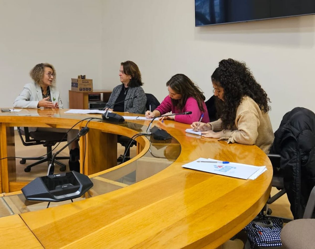 obloqueames's tweet photo. O BNG de Ames e a @anpaiesames reúnense coa deputada nacionalista @cristinafdezdavila para levar ao pleno do Parlamento a problemática referente aos libros de texto nos centros de ensino coa implantación do E-Dixgal.
#educación #BNGAmes #edixgal https://t.co/ItZ6Pl6UpL