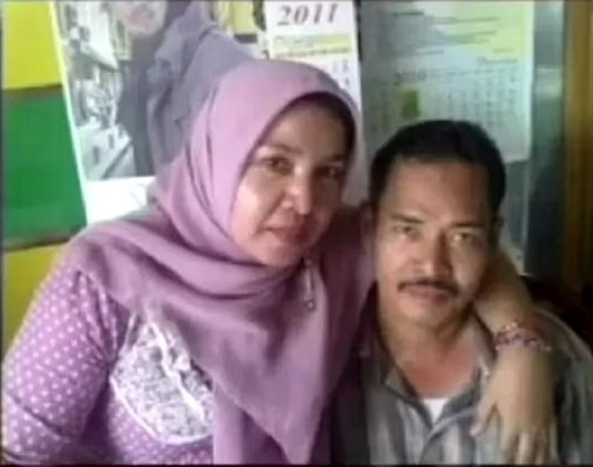 –Pembunuhan bos RM Padang di Karawang–

Neli Wati (49) sudah mencoba menyantet suaminya, Khairul Anam (54) tetapi gagal. Akhirnya ia menyewa segambreng pembunuh bayaran yang sangat tidak profesional.