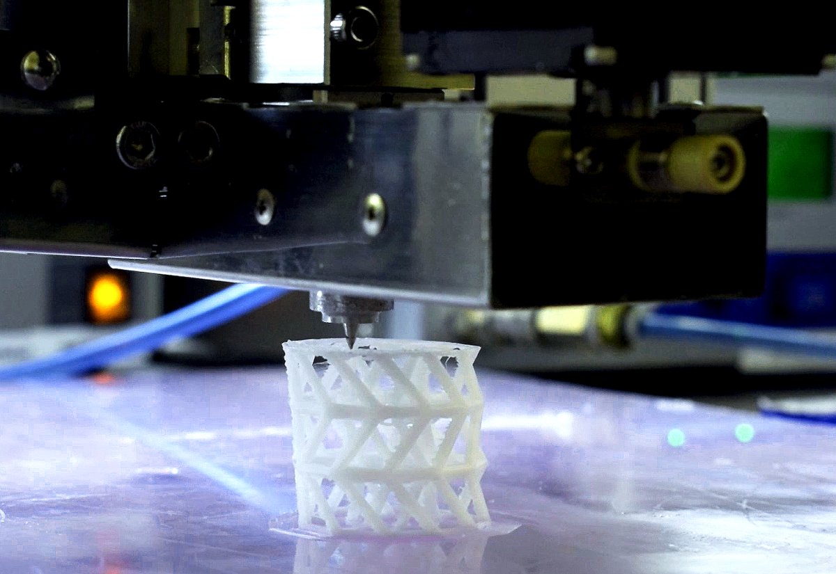 <a href="/FraunhoferIFAM/">Fraunhofer IFAM</a> präsentiert ein 3D-Druck Komposit aus Polymer und bioaktivem Glas zur Knochenheilung. Es fördert Knochenaufbau und minimiert Infektionsrisiken, eine Alternative zu Knochenzement. Mehr zu den Details des SCABAEGO-Projekts auf #COMPAMED. 
🔗lnkd.in/evRryDhm