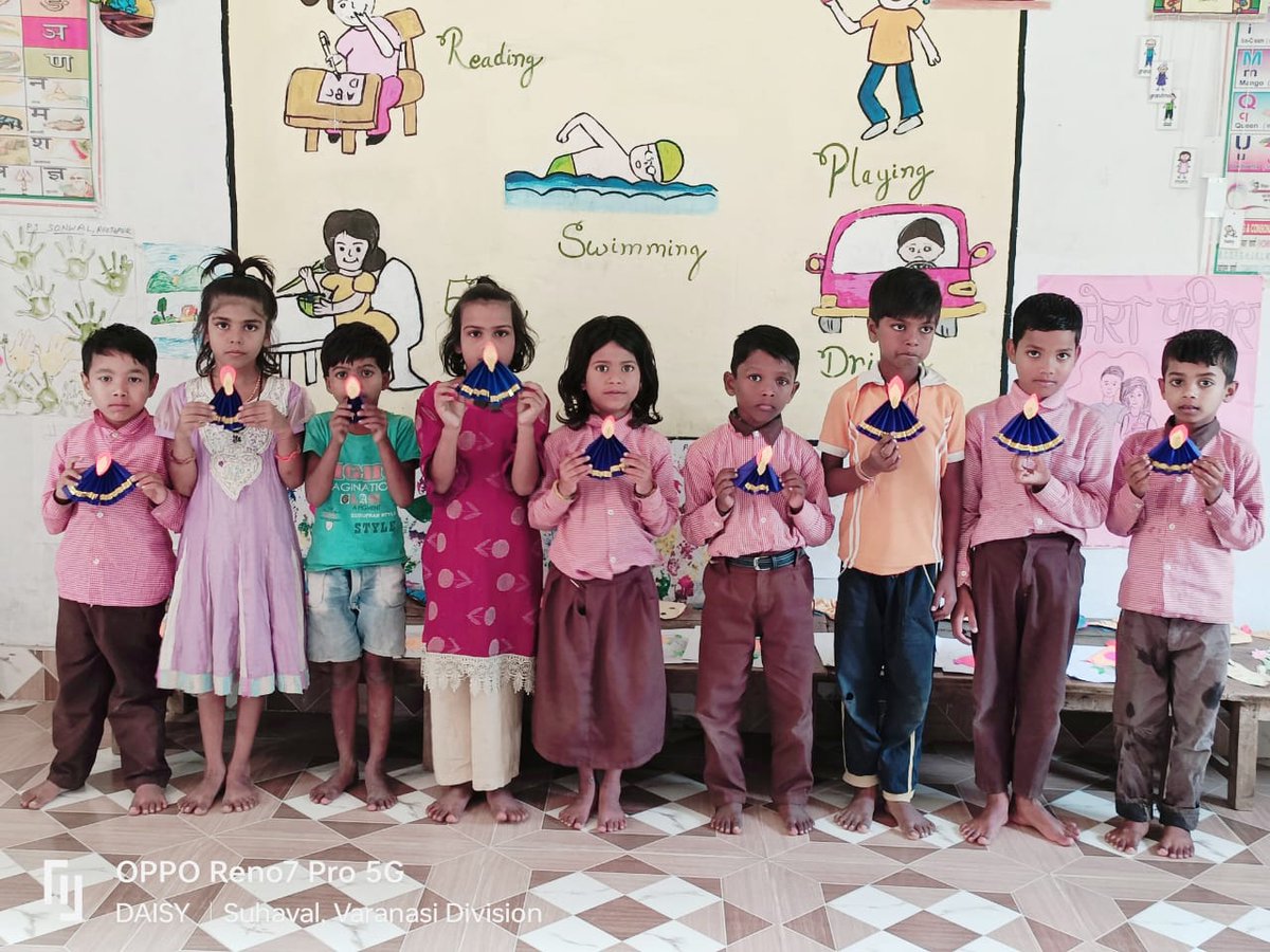 basicshiksha_up's tweet image. गाजीपुर जनपद के प्राथमिक विद्यालय सोनवाल, ब्लॉक रेतीपुर के बच्चों ने कागज से बनाए दीपक। 
#LightOfLearning #UPBasicEducationModel #Deepotsav2023
@UPGovt @CMOfficeUP @thisissanjubjp