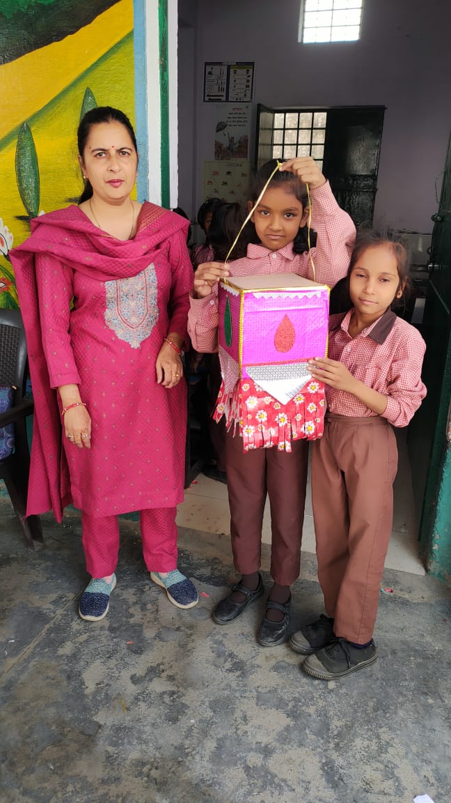 basicshiksha_up's tweet image. प्राथमिक विद्यालय बिहारीगढ़, ब्लॉक मुजफ्फराबाद, सहारनपुर के बच्चों ने दीवाली के अवसर पर दीपक बनाए...। 
#LightOfLearning #UPBasicEducationModel #Deepotsav2023 
@UPGovt @CMOfficeUP @thisissanjubjp