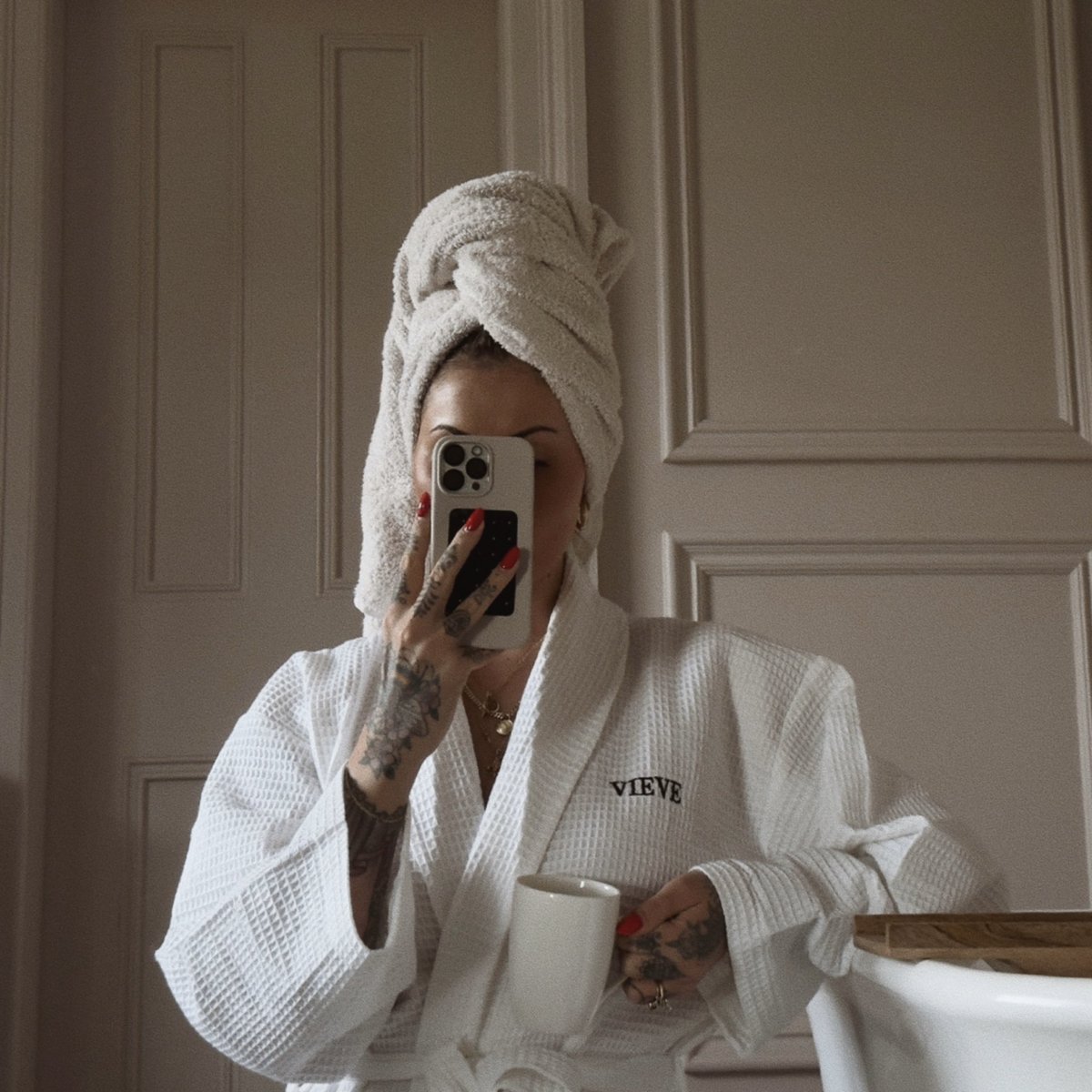 Get the spa experience at home with the VIEVE Robe. With a comfy oversize fit, waffle texture and pockets (we love pockets...), it’s the ultimate cosy companion whether you’re relaxing on the sofa, indulging in a post-bath self-care ritual or sipping your morning coffee. #VIEVE