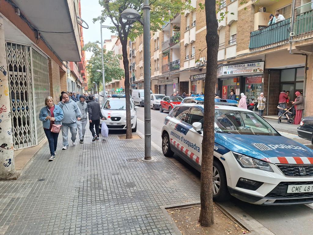 Avui han desnonat a una família i la filla de 10 anys sense avís prèvia a Salt, d'un pis de la Generalitat, amb quasi 1a dotzena de Mossos
Aquesta és la política en q tant trèieu pit, expulsar a famílies i enviar a la policia per atemorir?
<a href="/perearagones/">Pere Aragonès i Garcia</a> <a href="/Esquerra_ERC/">Esquerra Republicana</a> <a href="/vinasxifra/">Jordi Viñas i Xifra</a>