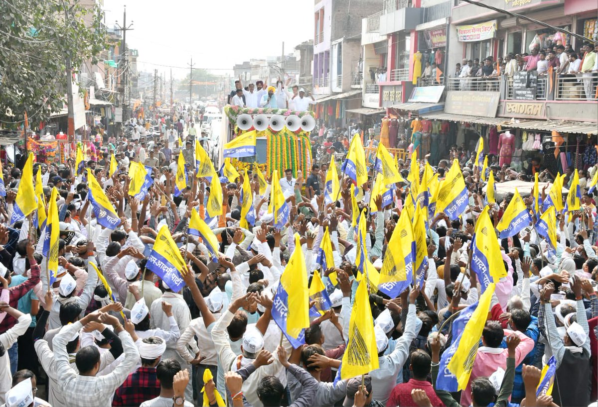 BhagwantMann's tweet photo. ਮੱਧ ਪ੍ਰਦੇਸ਼ ਦੇ #Sewda ਵਿਖੇ ਕੌਮੀ @ArvindKejriwal ਜੀ ਨਾਲ ਪਾਰਟੀ ਉਮੀਦਵਾਰ ਦੇ ਹੱਕ ‘ਚ ਰੋਡ ਸ਼ੋਅ ਕੱਢਿਆ…ਲੋਕਾਂ ਦਾ ਜੋਸ਼ ਜਨੂੰਨ ਵੇਖ ਕੇ ਖੁਸ਼ੀ ਹੋਈ…
ਉਮੀਦ ਨਾਲੋਂ ਵੱਧ ਪਿਆਰ ਮਿਲ ਰਿਹਾ ਹੈ…ਮੱਧ ਪ੍ਰਦੇਸ਼ ਆਮ ਆਦਮੀ ਪਾਰਟੀ ਦੀ ਕ੍ਰਾਂਤੀ ਦਾ ਗਵਾਹ ਬਣੇਗਾ.. https://t.co/dQOd6Y3qJh