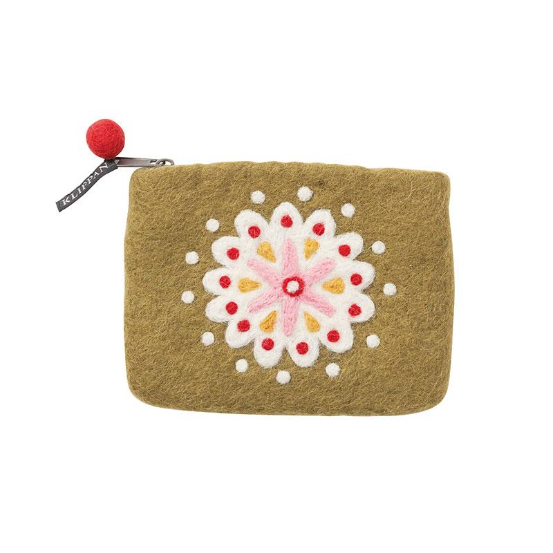 DecoratorsNotes's tweet image. What a fun stocking filler! Our collection of felt purses are made with a living material which is why they all have their unique appearance. Each purse is lined in a contrasting colour with a strong zip and finshed with a striking pom pom. Hand felted in 100% Wool in Nepal.