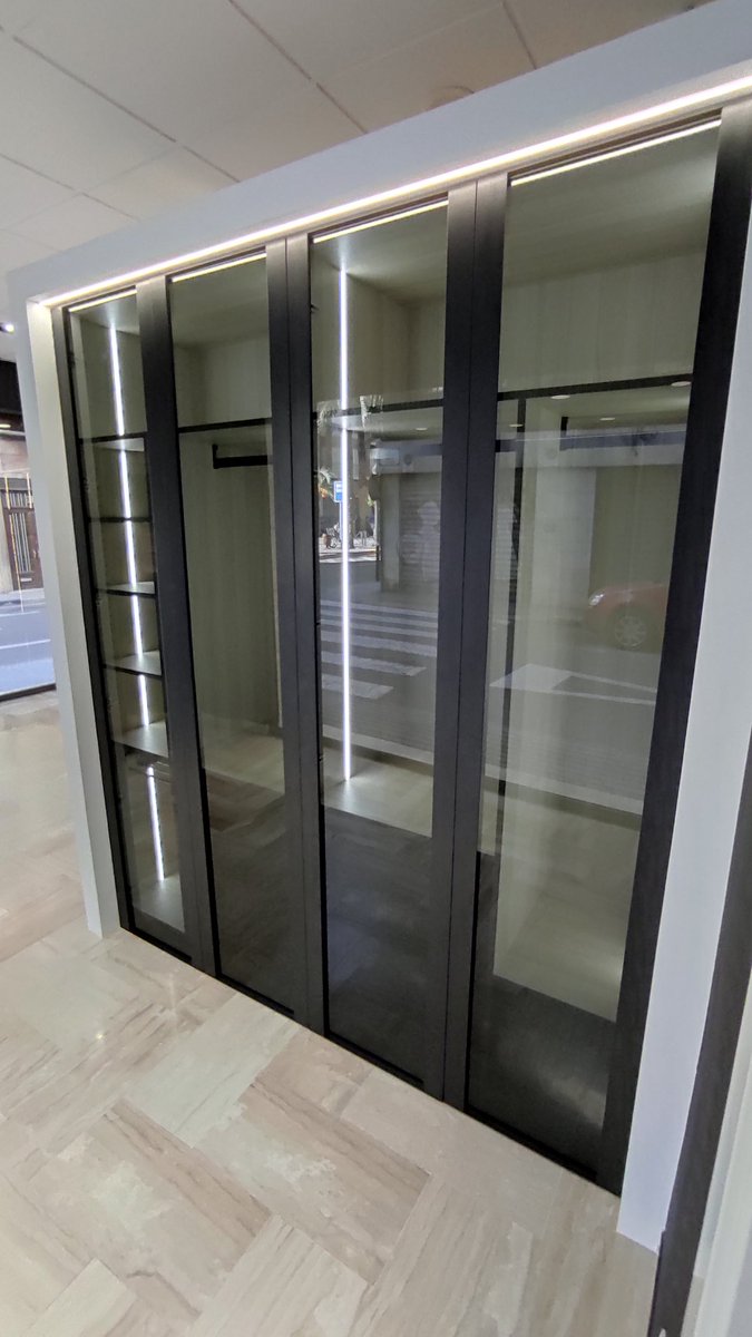 Antes de abrir tu armario podrás elegir que te pondrás! Con los nuevos armarios con puertas de cristal e iluminación interior le damos un aire futurista a nuestros armarios. No olvides visitarnos en Vikkerbaün Estudio Integral