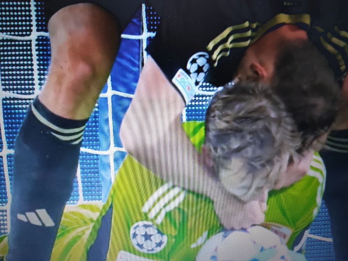 maugirzio_russo's tweet photo. 👀#NapoliUnion: Fa discutere il tocco di mano di #Jaeckel che abbraccia il portiere. Il caso non è previsto dal regolamento, si deve ragionare sulla legittimità
Rigore SI ✅ il pallone è in gioco
Rigore NO❌non ogni contatto è infrazione e questo è involontario
@calciomercatoit https://t.co/n8yqB0zXBZ