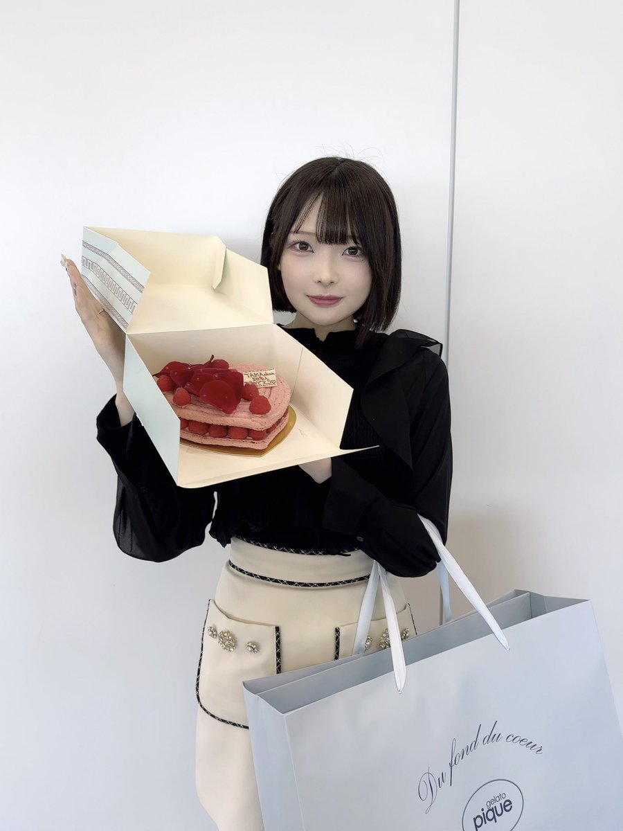 pearl_live_'s tweet photo. 今日UUUM行ったら
バディさんがお祝いしてくれた😭💗

マカロンケーキとジェラピケ🧁🧸

わたしの好きなものを
分かってくださってる…🥹💭

わたしのバディさんは可愛くて優しくてポジティブで、ほーんとに大好き🫶🏻❕ https://t.co/XNtfgslPrO