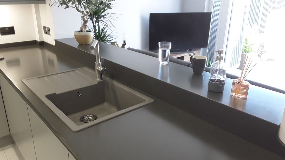 Hanex Solid Surfaces seamless worktops, splashback and upstands 👌

#kitchens #colchester #kitcheninstallation #kitchendesign #kitchenrenovation #fittedkitchen #bespoke #kitcheninsporation