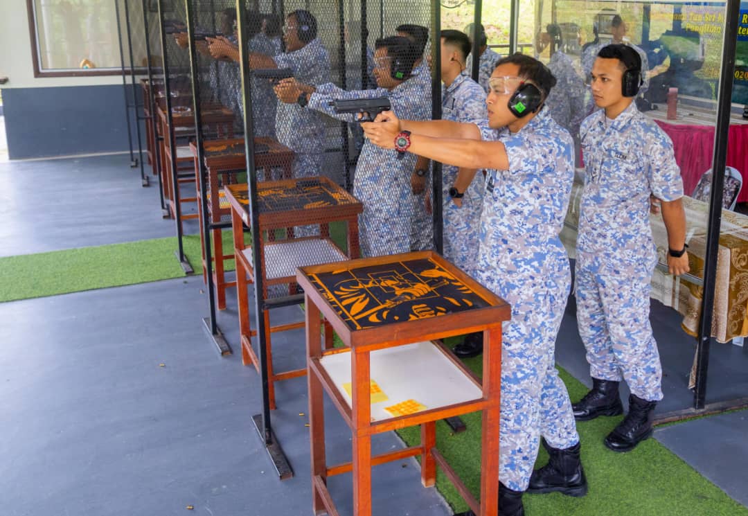 NavySDK's tweet photo. 𝗣𝗿𝗲𝗰𝗶𝘀𝗶𝗼𝗻 𝗠𝗲𝗲𝘁𝘀 𝗣𝗮𝘀𝘀𝗶𝗼𝗻

Ujian Kemahiran Menembak Senjata Kecil Siri 2/23 Pegawai MAWILLA 2 &amp; DLW 2 selesai dilaksanakan. Ujian ini dibuat untuk menilai markah setiap pegawai dlm mengendalikan senjata kecil dgn efisien &amp; melaksanakan tembakan tepat ke sasaran https://t.co/LoPPIXxWZ6