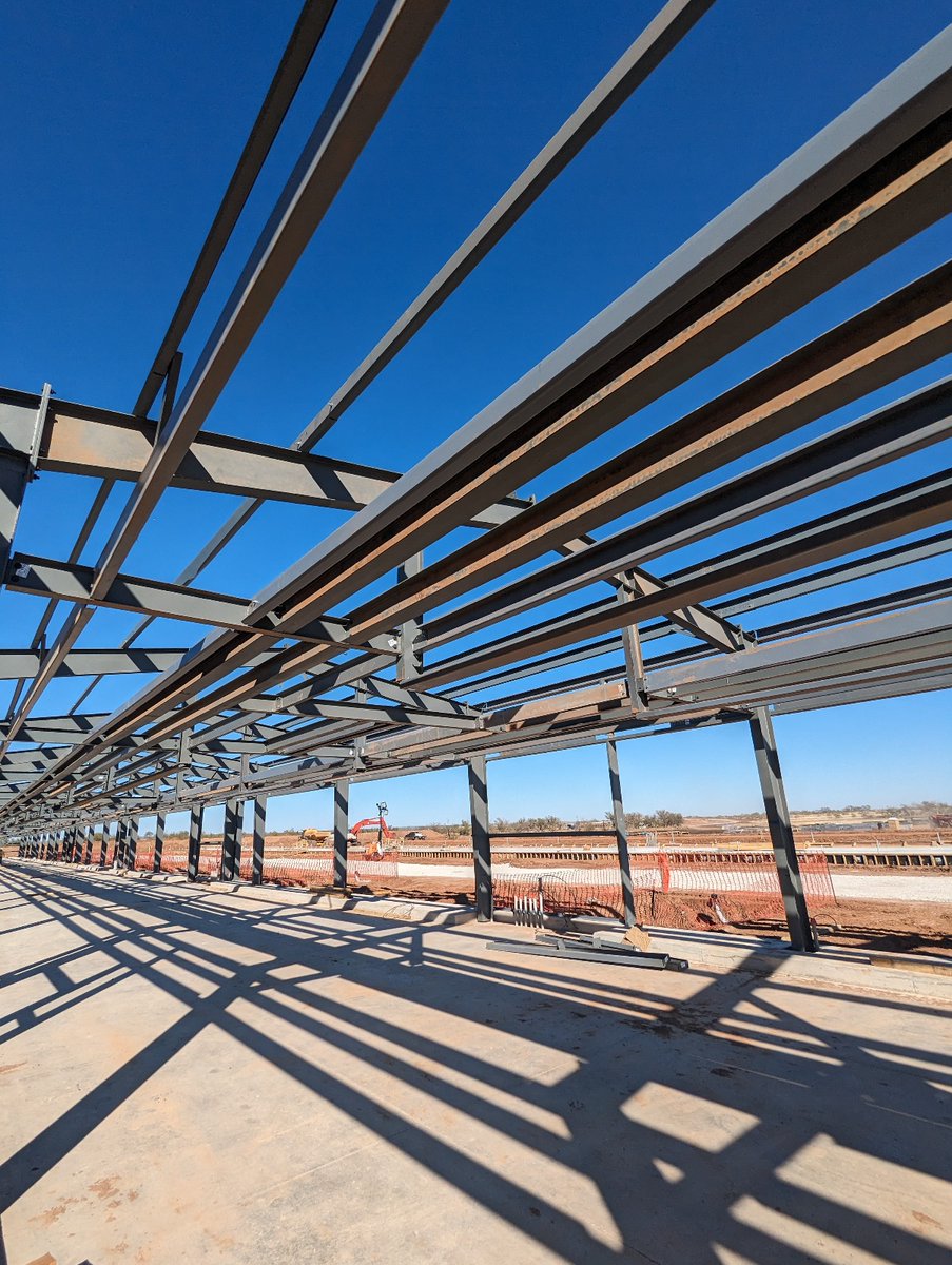 DC 3 structure and internal framing well underway at $IREN's 600MW Childress site 🏗

#Bitcoin #HPC #AI