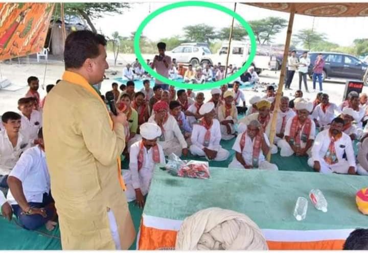 JaikyYadav16's tweet photo. ये तस्वीर राजस्थान की बताई जा रही है। इसमें दूर बैठे लोग दलित बताये जा रहे हैं, बताया जा रहा है कि उन्हें संवर्णों से दूर बिठाया जाता है। 

जानकार लोग बताएँ क्या ये दावा सही है ? क्या आज भी राजस्थान में ऐसा होता है? https://t.co/dHG6pDUpoa