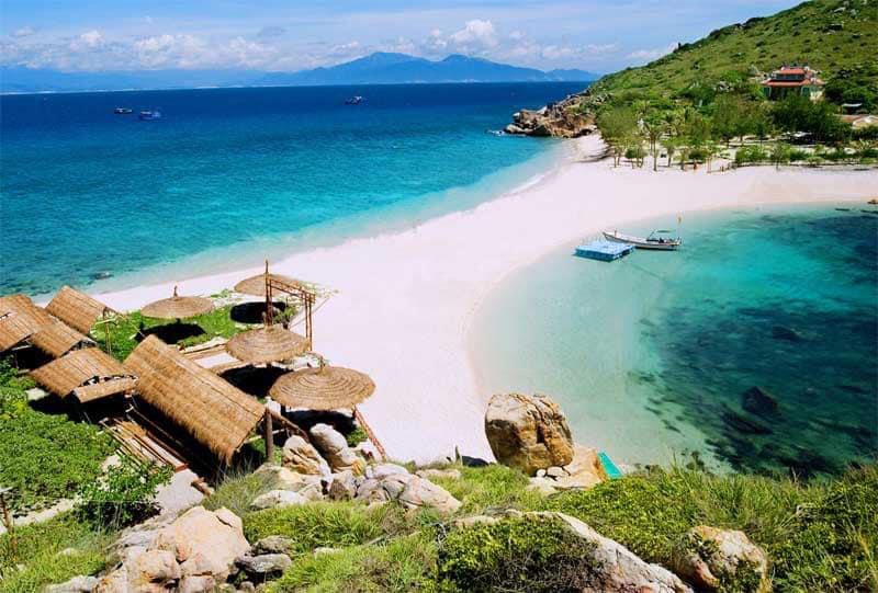 Đảo Yến Nha Trang (hay còn gọi là hòn Nội) là hòn đảo độc đáo nổi tiếng với các hang chim yến tuyệt đẹp và bãi tắm đôi hiếm thấy. 🏝 Cùng một bờ cát trắng mịn, nhưng lại có đến 2 bãi tắm nước trong vắt ở hai bên. Nếu như leo lên đỉnh núi Du Hạ gần đó