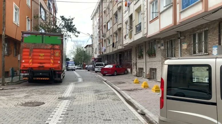 Esenyurt'ta yeni doğum yapan bir kadın bebeğini market poşetine koyarak camdan sokağa attı. 

Polisler tarafından gözaltına alınan şahıs 'Size ne benim çocuğum değil mi?' diye tepki gösterdi.